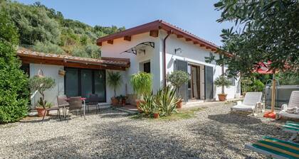 Villa 'Di Martina' with Sea View and Air Conditioning