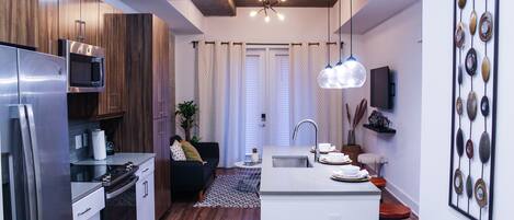 Frigorífic, microones, forn i placa de cuina