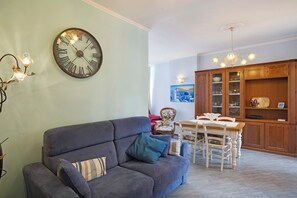 TV - Holiday Apartment Casa Laura Elena by the Beach with Wi-Fi (San bartolomeo al mare)