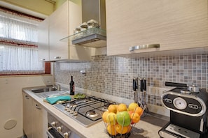 Frigorifero, microonde, forno, piano cottura