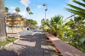 Property grounds - Holiday Apartment Casa Laura Elena by the Beach with Wi-Fi (San bartolomeo al mare)
