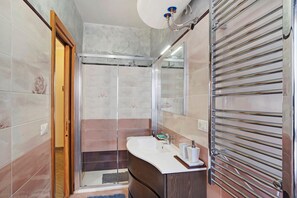 Suihku, hiustenkuivaaja, pyyhkeet