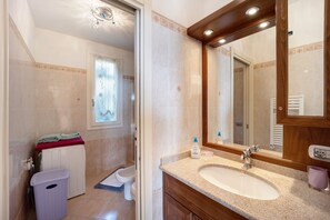 Doccia, asciugacapelli, asciugamani