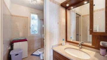 Doccia, asciugacapelli, asciugamani