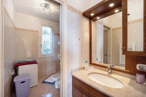 Doccia, asciugacapelli, asciugamani