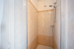 Regadera, secadora de cabello, toallas 