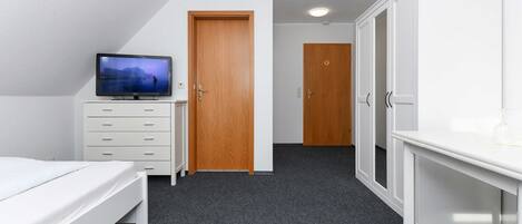 1 bedroom, bed sheets