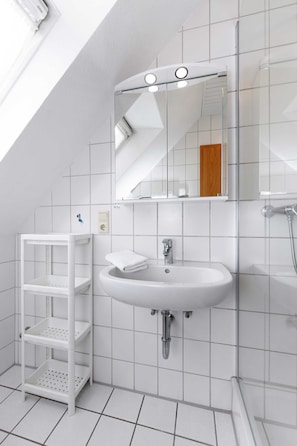 Serviettes fournies, savon, papier toilette