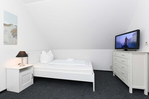 1 bedroom, bed sheets