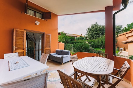Outdoor dining. Vacation Home Oasi del Relax near the Beach with A/C, Garden, Terrace & BBQ