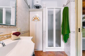 Douche, sèche-cheveux, serviettes fournies