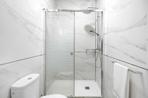 Dusche, Haartrockner, Handtücher