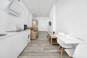 Geladeira, micro-ondas, fogão, cooktop