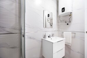 Dusche, Haartrockner, Handtücher