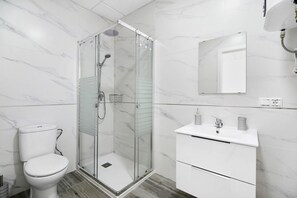 Dusche, Haartrockner, Handtücher