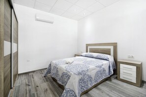 1 slaapkamer, een strijkplank/strijkijzer, gratis wifi, beddengoed