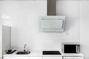 Een koelkast, een microgolfoven, een oven, een kookplaat