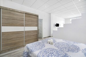 1 slaapkamer, een strijkplank/strijkijzer, gratis wifi, beddengoed