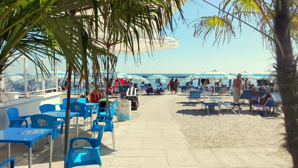 A beachside café with outdoor seating and umbrellas. - Luisa 5B - Cozy three rooms apartment (Lido di Pomposa)