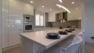 Refrigerador, microondas, horno y parrilla de estufa