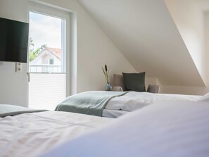 2 soveværelser, pengeskab på værelset, skrivebord, weekendseng