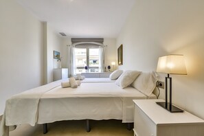 2 عدّة غرف نوم ومكواة/لوح كي وواي فاي مجانًا وملاءات أسرّة