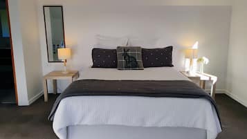 4 quartos, escrivaninha, ferros/tábuas de passar roupa, berço de viagem