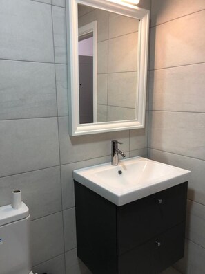 Een douche, een haardroger, handdoeken, zeep