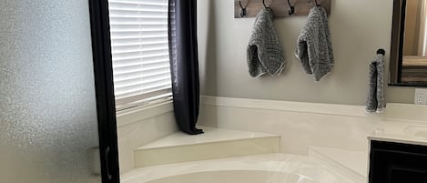 Ensemble douche/baignoire, sĂšche-cheveux, bidet, serviettes fournies