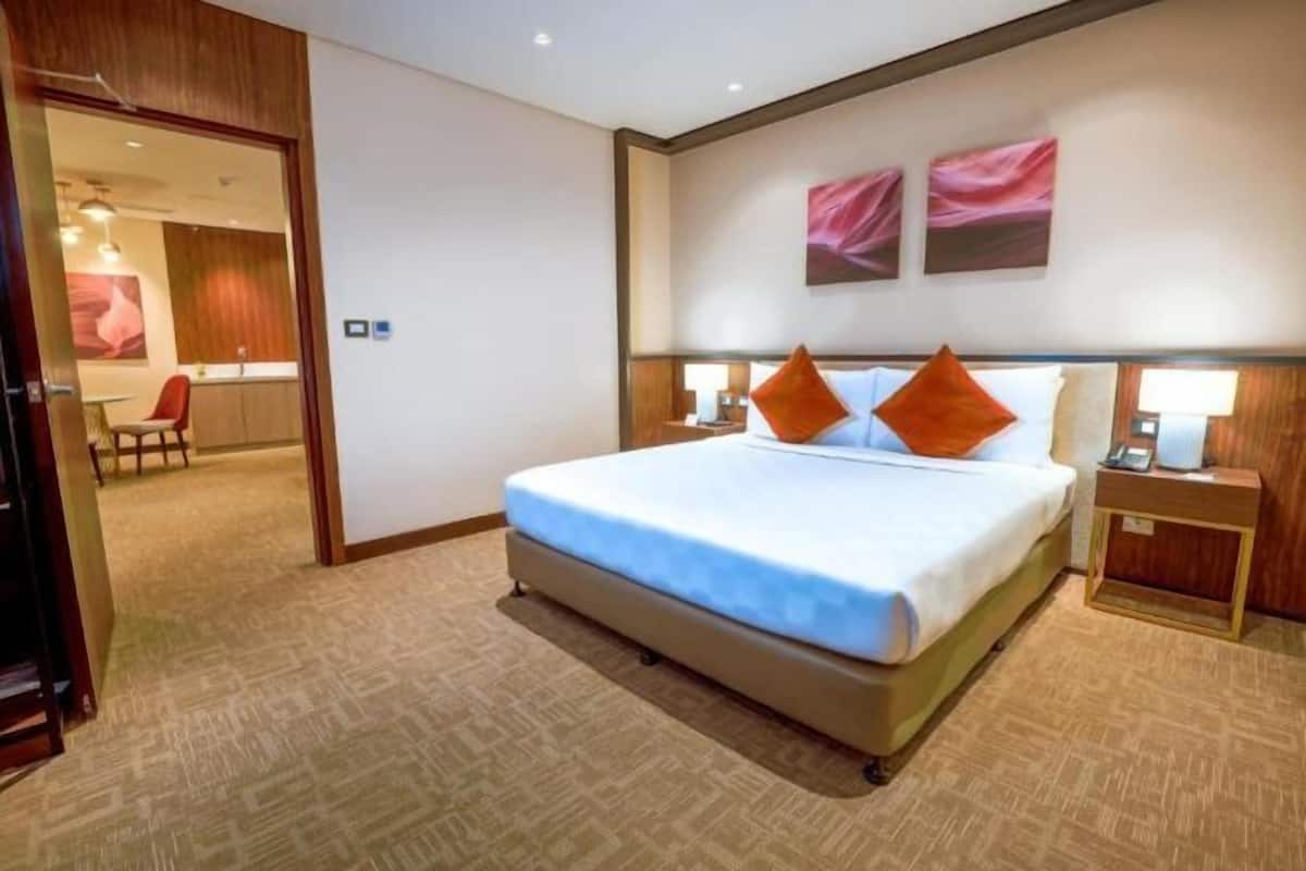 Premium bedding, minibar, in-room safe, desk