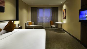 Deluxe King Room | Premium bedding, minibar, in-room safe, desk