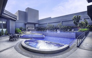 Una piscina al aire libre