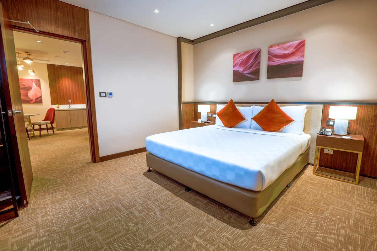 Premium bedding, minibar, in-room safe, desk