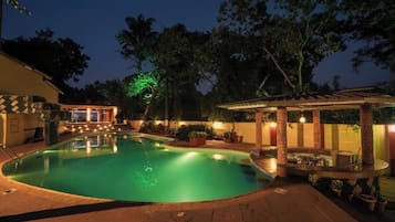 Una piscina al aire libre