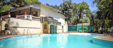 Una piscina al aire libre