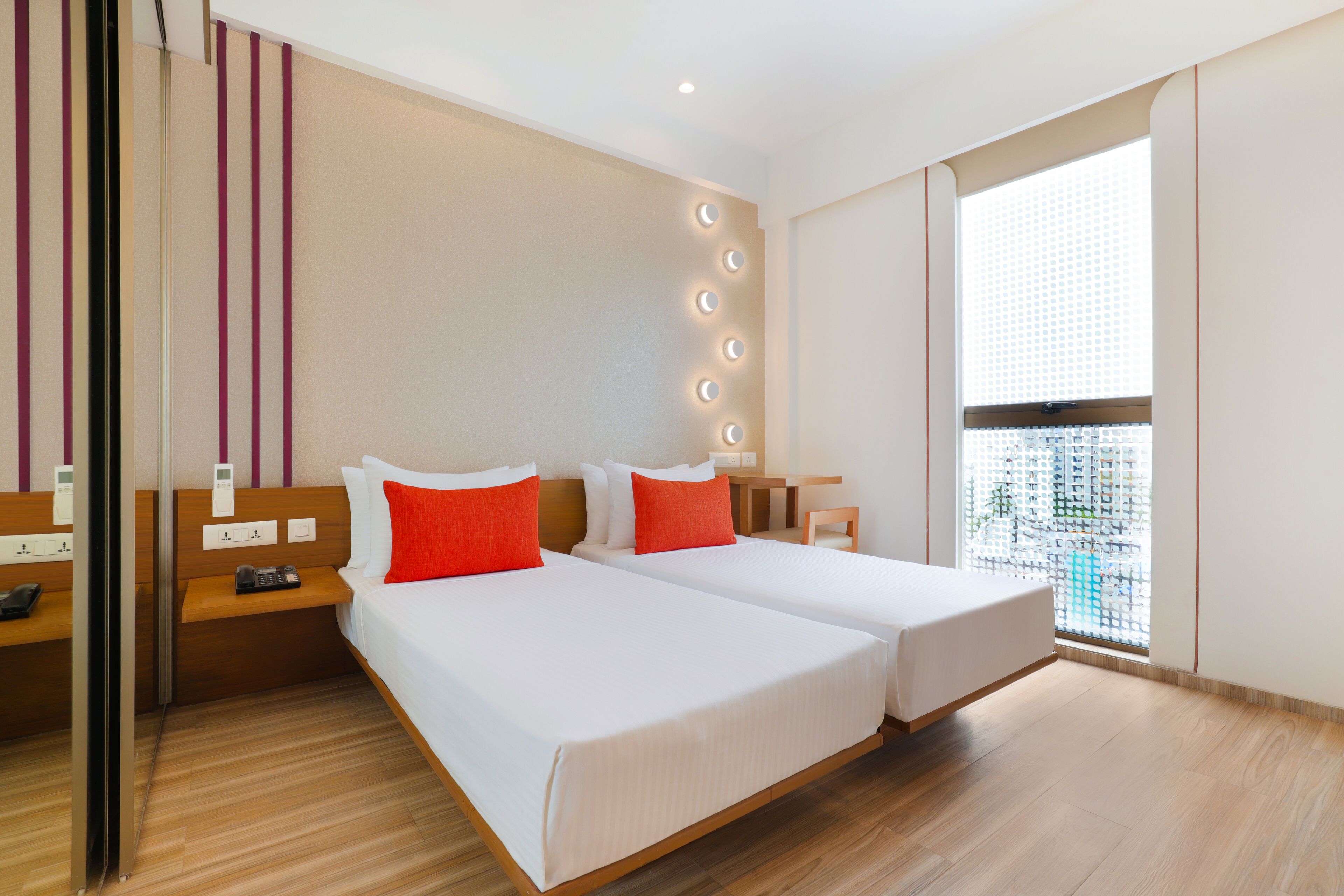 deluxe twin room | desk, free wifi, bed sheets