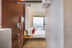 Shower, towels -  Lemon Tree Hotel, Kalina BKC, Mumbai (Mumbai)