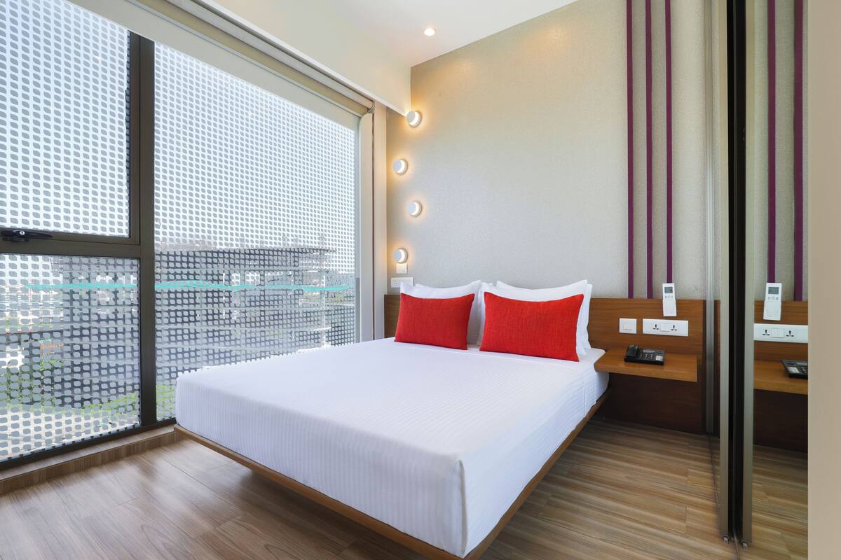 Desk, WiFi (free), bed sheets