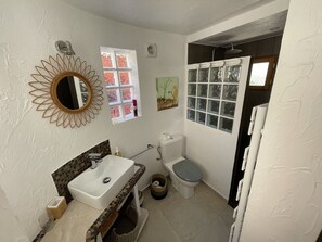 Douche, sèche-cheveux, serviettes fournies, papier toilette