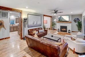 Smart TV, fireplace, video games, Netflix - Luxury Townhome 1 I Arcade I Hot Tub I Views I Best Price I Discounted Attractions (Winter Park)