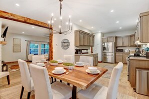 Dining - Luxury Townhome 1 I Arcade I Hot Tub I Views I Best Price I Discounted Attractions (Winter Park)