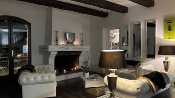 Télévision, cheminée, jeux vidéo