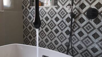 Dusche, Haartrockner, Bidet, Handtücher