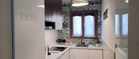 Réfrigérateur, micro-ondes, plaque de cuisson, lave-vaisselle