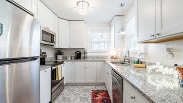 Kylskåp, mikrovågsugn, ugn och spishäll