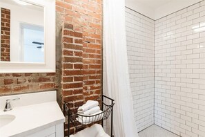 Bathtub, hair dryer - Jungalow Retreat near Swamp Rabbit Trail! (Greenville)