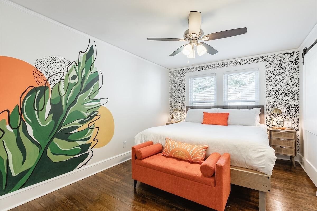 4 makuuhuonetta, työpöytä, silitysrauta/-lauta, vauvan matkasänky