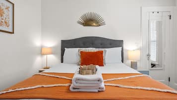 4 bedrooms, iron/ironing board, internet, bed sheets