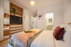 2 habitaciones, escritorio y ropa de cama 