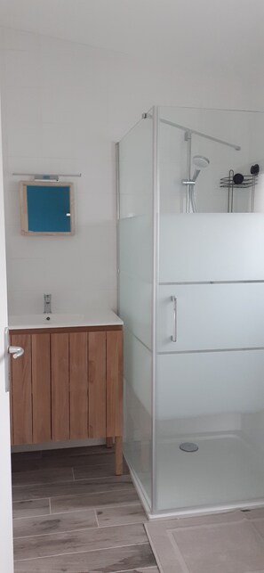 Dusche, Haartrockner, Handtücher, Toilettenpapier